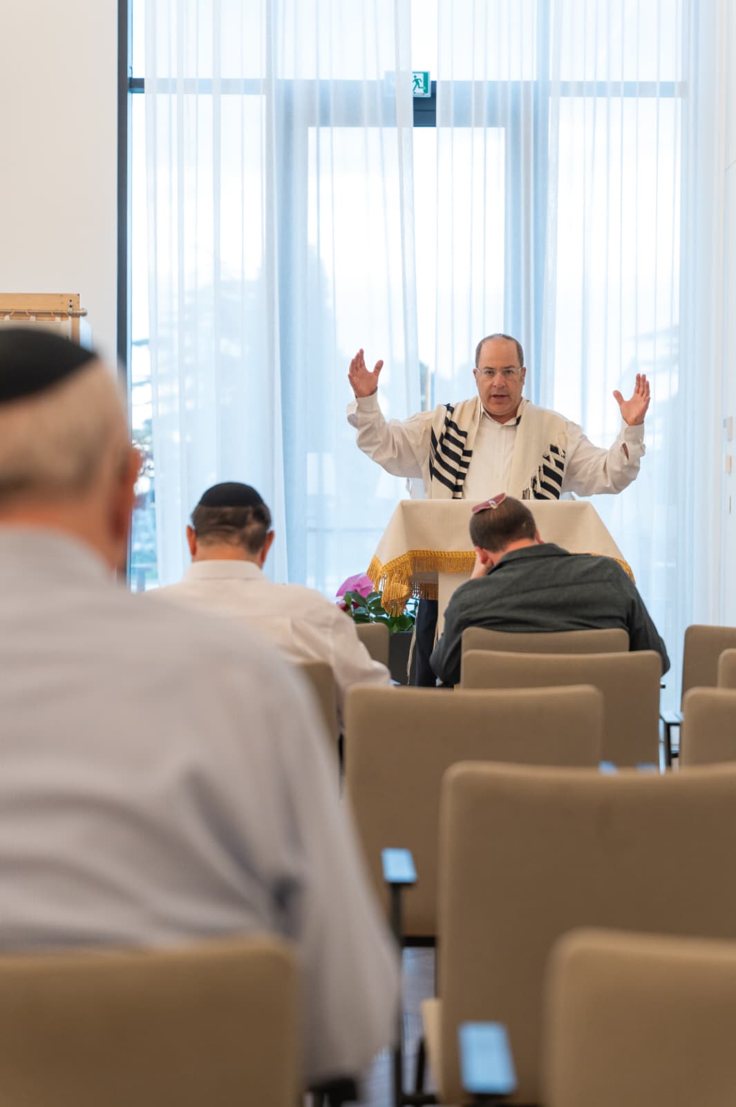 הרב אמנון בזק מלמד שיעור תורה בחופשה של כושר יורופ
