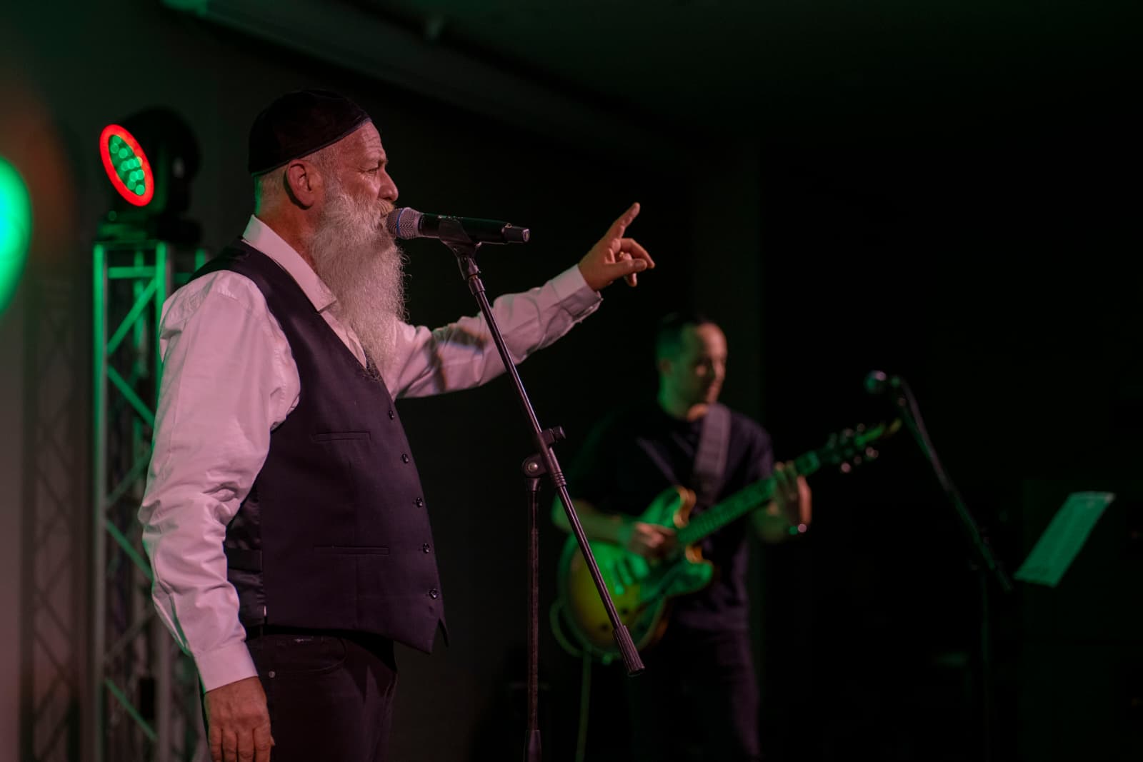 מופע באולם חגיגי באור אדום