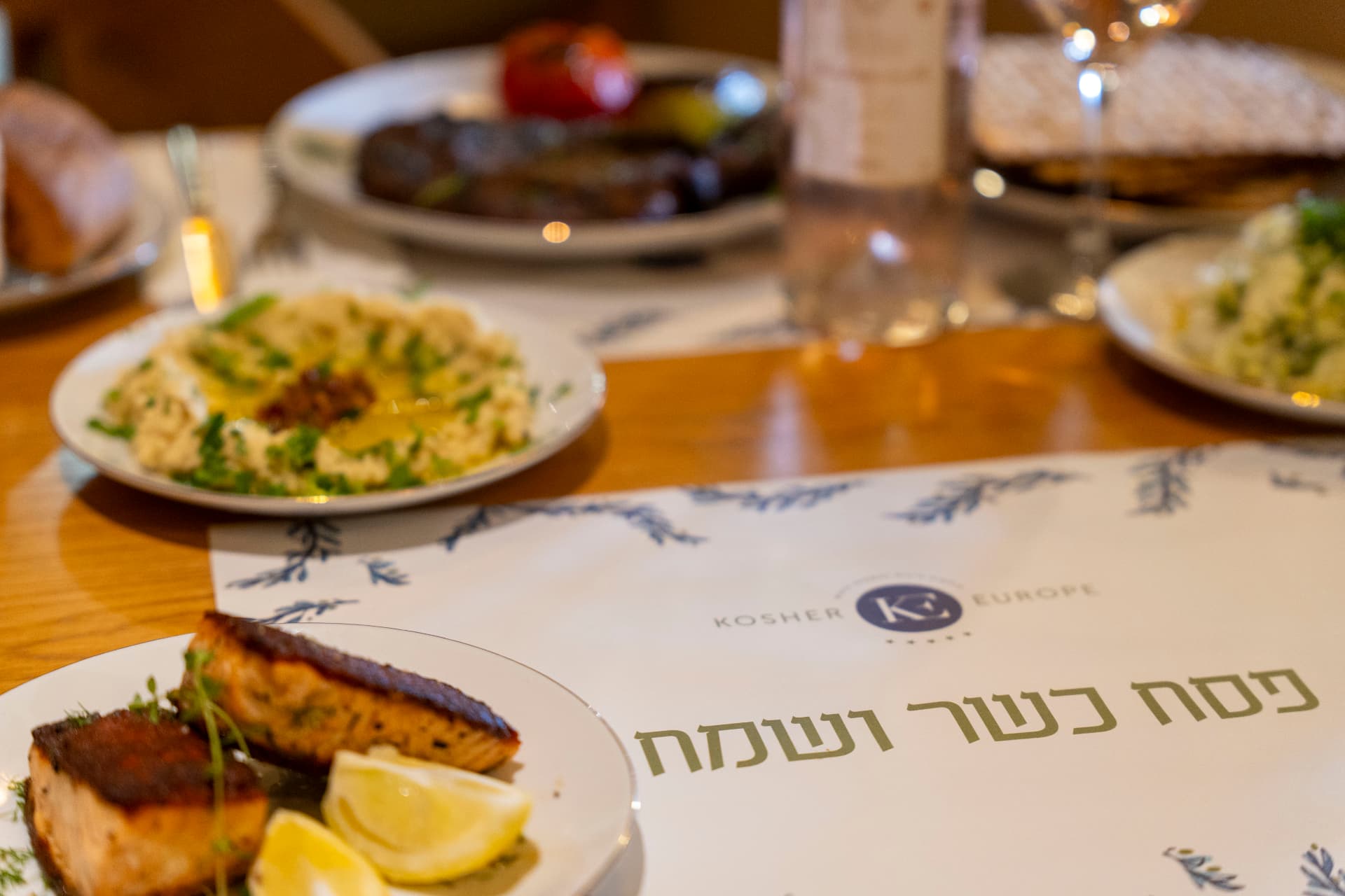 סעודת החג: סלמון, מצה ויין
