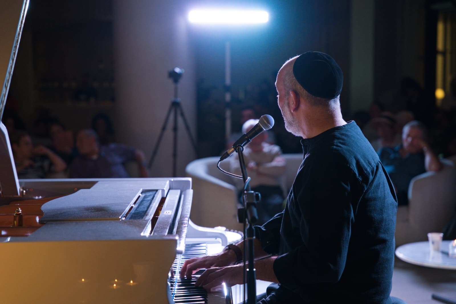 זמר עם גיטרה בהופעה